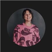 Profesora de música con grado profesional de guitarra clásica que ofrece clases de música para todas las edades, desde iniciación